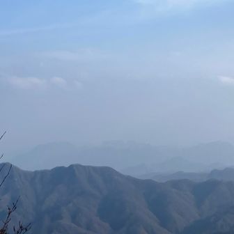 なんとなく両神山っぽいギザギザが肉眼では見えたのですが…