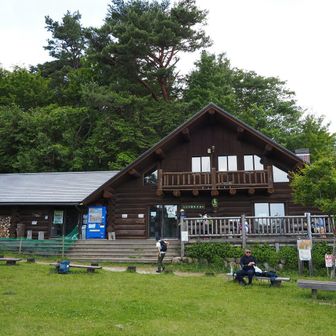 芝生広場がある、ちはや園地休憩所に到着。
ベンチに座って少し休憩し、西側にある「ちはや星と自然のミュージアム」にも立ち寄ってみました。入館無料です。水洗トイレがありました。https://osaka-midori.jp/mori/museum.html