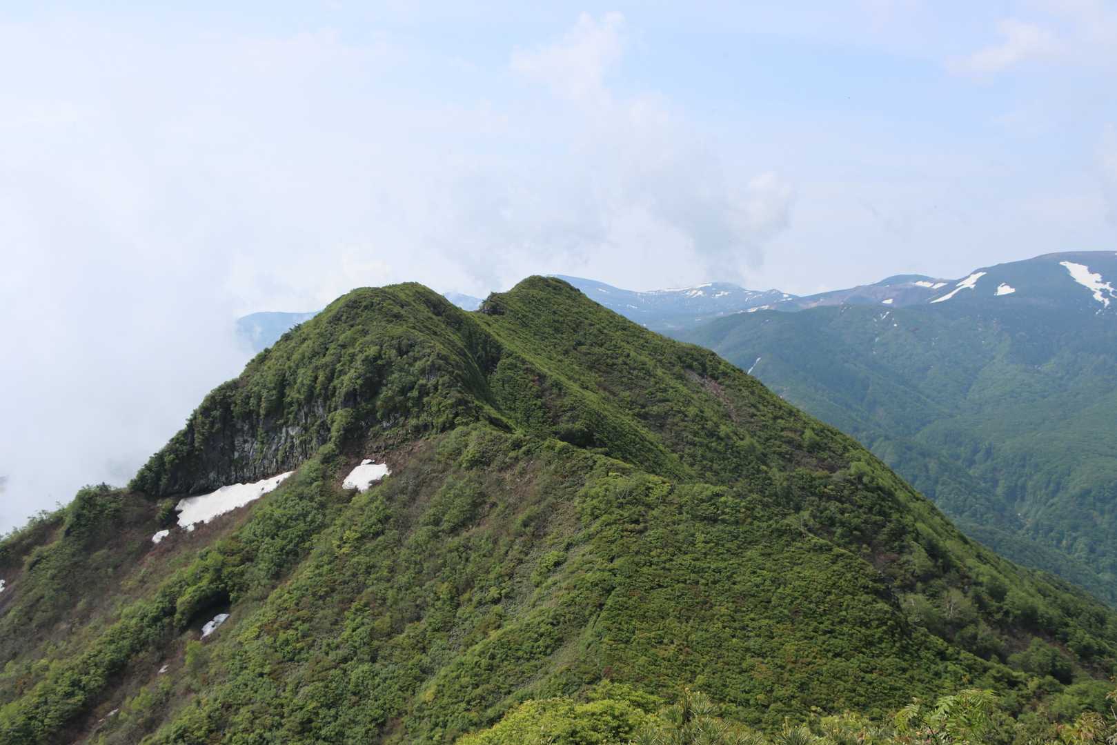 雁戸山から南雁戸山を望む。
これ向こうに登って、また戻るのか．．．
