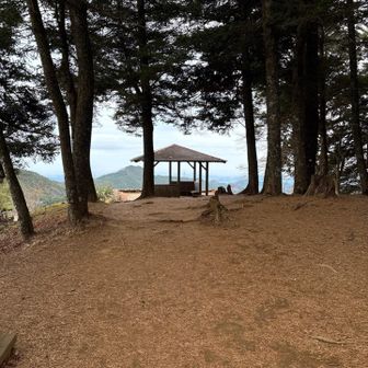 この東屋、印象的です。