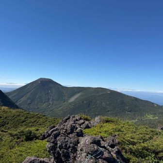 蓼科山
大河原峠に向かって、尾根が伸びているのだが
けっこう長い

諏訪富士とも言われてる蓼科山
こっち側から眺めると富士山っぽくない