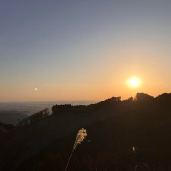 本日二つめの要害山。山頂からの朝日