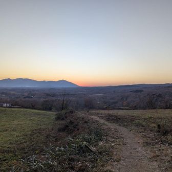 日が山陰に隠れちゃいましたが、暗くなる前に舗装道路に出れそうです。