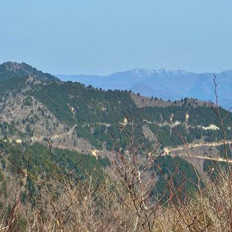 高賀山と、その右奥に平家岳