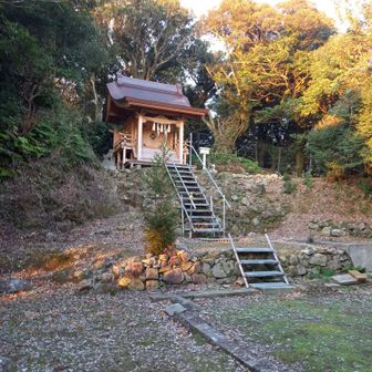 雄嶽日枝神社上社は新しそうですね、この画面右側から頂上につながる道がある