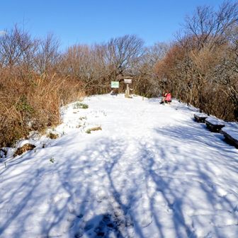 山頂広場でランチタイム🍜