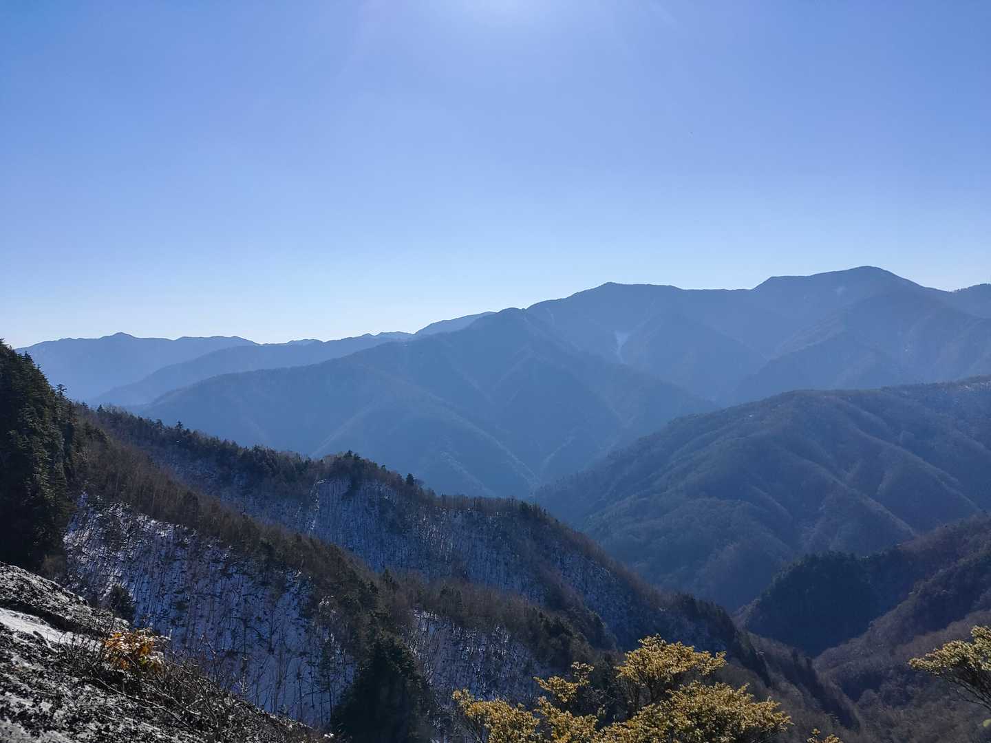 左に見えるのは都県境尾根？雲取山とかその辺か。手前はラスボス和名倉様