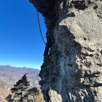取り付きから、上に行きたいのに頭が当たるので後ろに体重をかけて頭を後ろに振らないと2歩目が出せない
鎖にしっかり掴まってるし、ロープで確保されてるんだからもし離しても落ちないってわかってても、ム…ムリ…行けない😢
ちょっと待って！を繰り返し…
手がどんどん冷たくなる😢