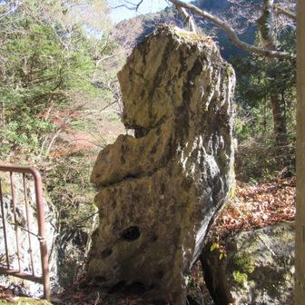 弁慶の腕抜き岩全容