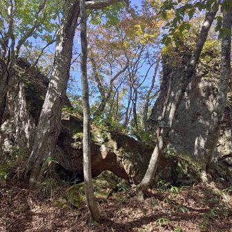 このように山から巨岩が突き出していてパワースポットと言われるようになっている