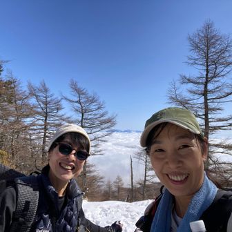 途中のポイントも素晴らしい展望。
雲海すごい😍
登りはこっちの道で正解👍