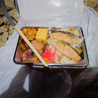 笠ヶ岳山荘の朝弁当🍱
シャケが二つと豪華です
営業最終日だったから？😆
頑張れます💪