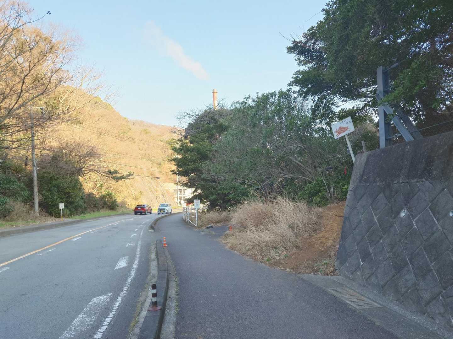 いったん舗装路に出て、ここを右に入り登山道へ🏃