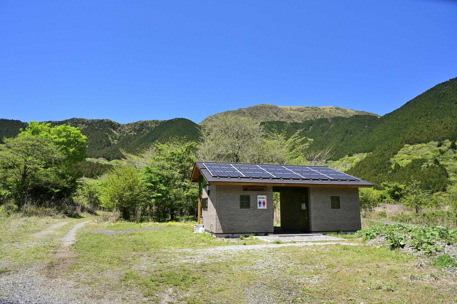 貯水池横には立派なトイレあり。
その奥の笹原の山が竜ヶ岳