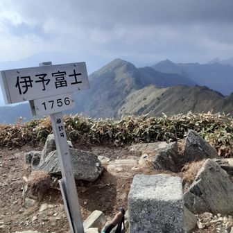 そこそこの急登を登り山頂へ！ただ所々凍っていたので慎重に登りました