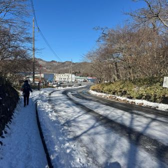 日陰の路面には雪