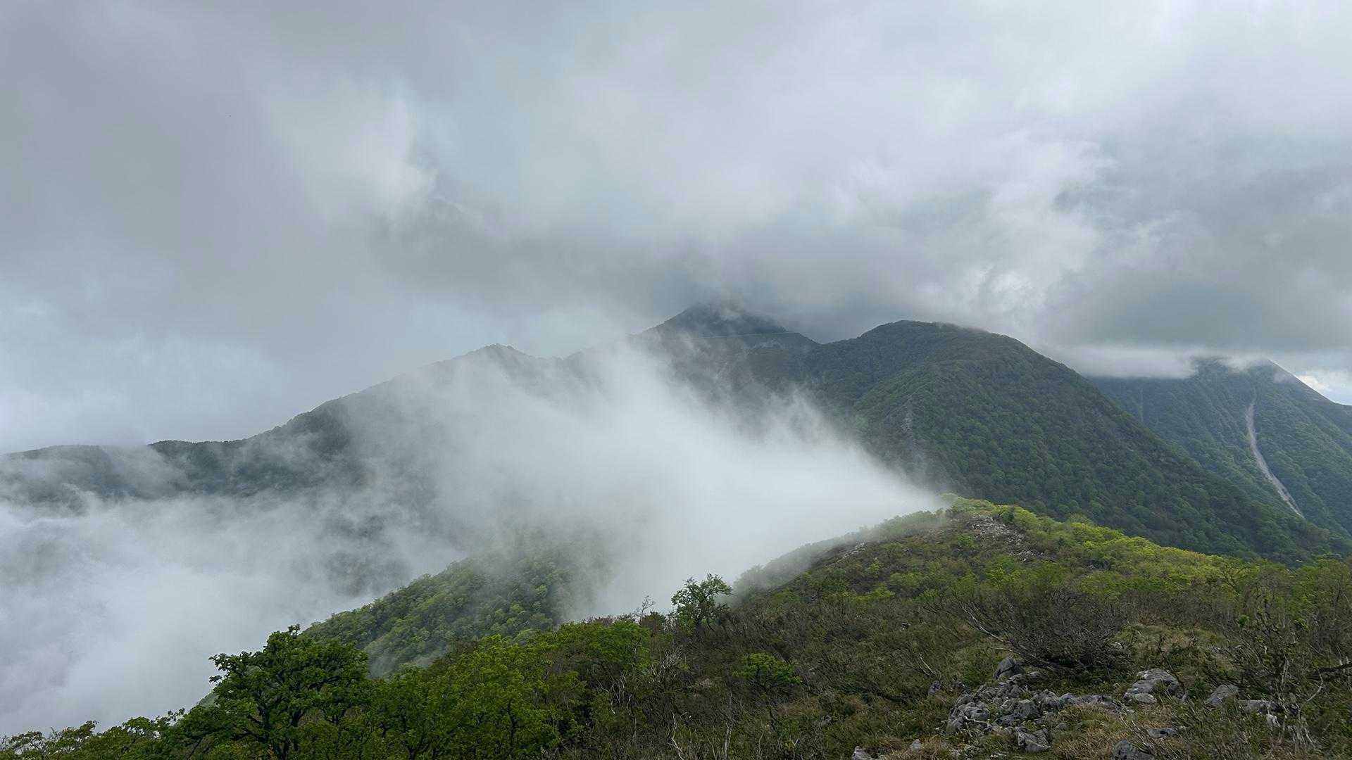 伊吹山かなぁ？

スカイラインの道がちらっと見えたよ〜