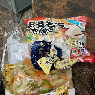 夜ご飯は安定の餃子鍋にしました🥟