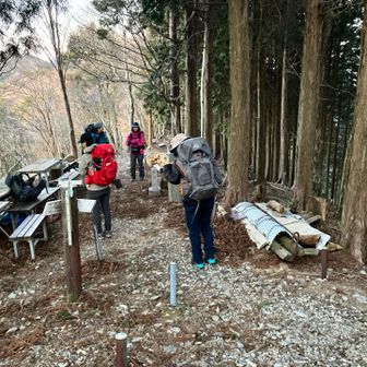 出発。なお、バンブーさんは腰の具合が悪く先に下山することになり、ここでお別れ。また後ほど！