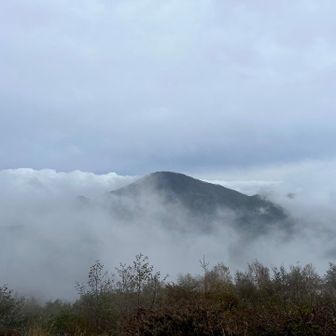 と、気がついたら…雲の中から黒檜山が現れてた！