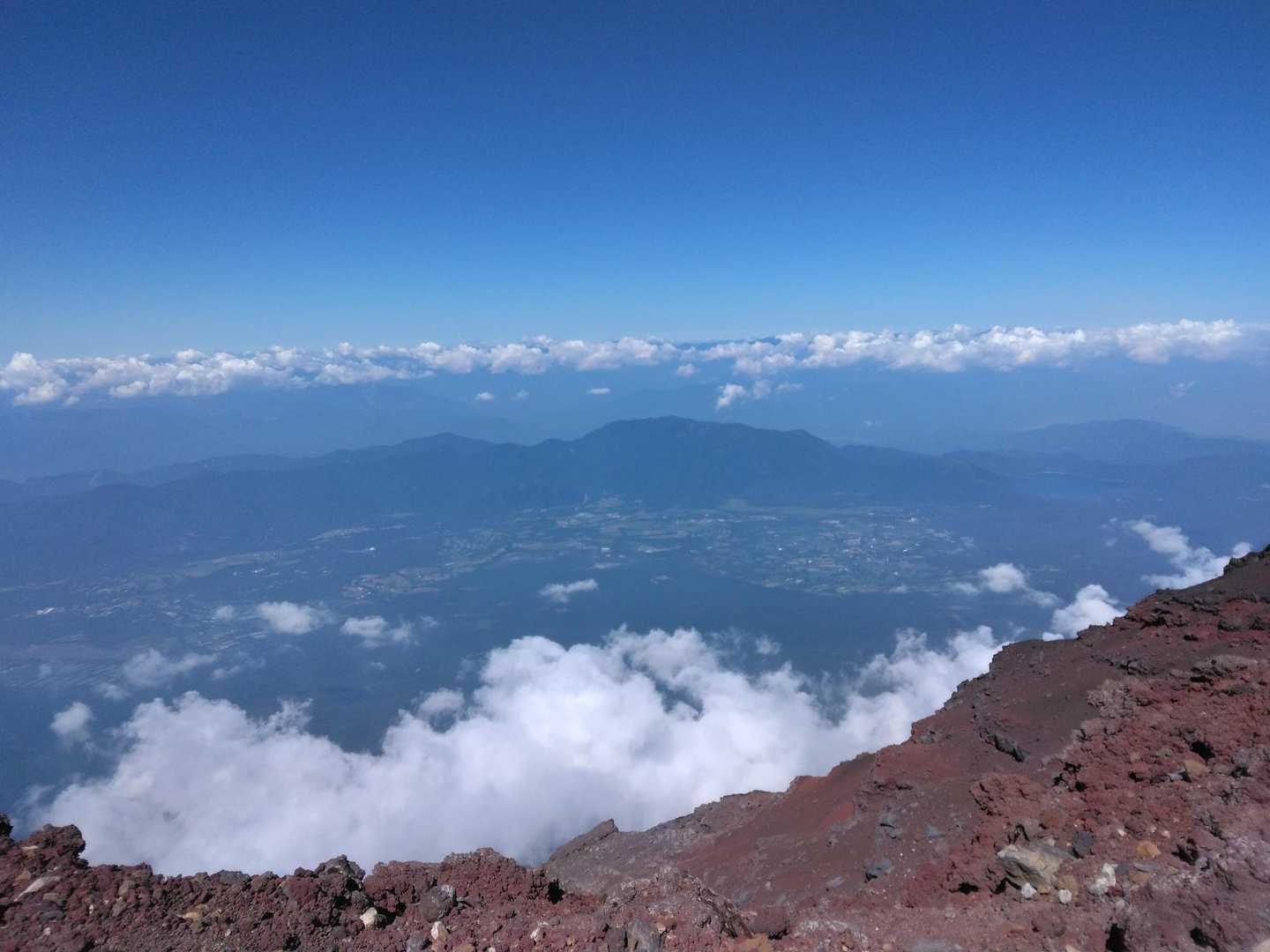 お鉢巡り。山梨側はよい展望