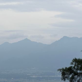 ８合目からの鈴鹿の鎌ヶ岳と御在所岳