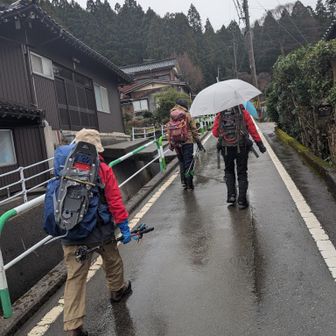 雨。予定を変更して、馬鬣山に向かいます。