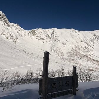 左の神社側が雪崩やすいので池側を回ってくださいだそうです