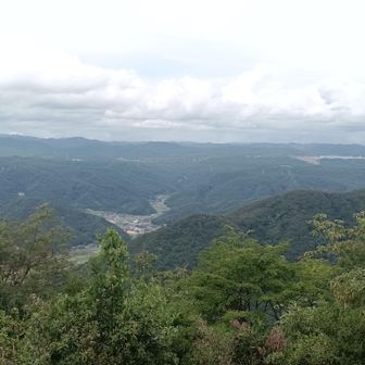 右奥、広島空港。