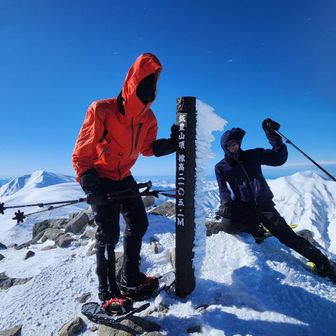 出羽守さん人生の最大目標達成おめでとうございます😆🎊🎉
マコチンも初飯豊が厳冬期とかめちゃカッコ良い～👨‍🦲👍
なお写真は立って撮れるレベルの風じゃないので🤣全部座って撮ってます(笑)