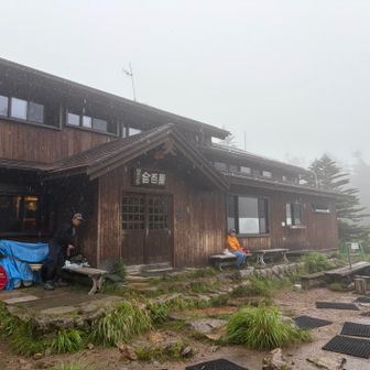 黒百合ヒュッテ手前から雨