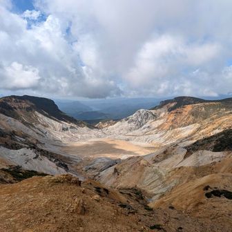 ここは迫力がある。火口の縁を歩ける沼尻登山口からのコースも面白い！
