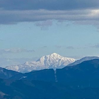 荒島岳ももっと積もってもらわないとあのもちが壁の段差がキツいです💦
でも雪は山だけで、平地には積もらなくていいです😅