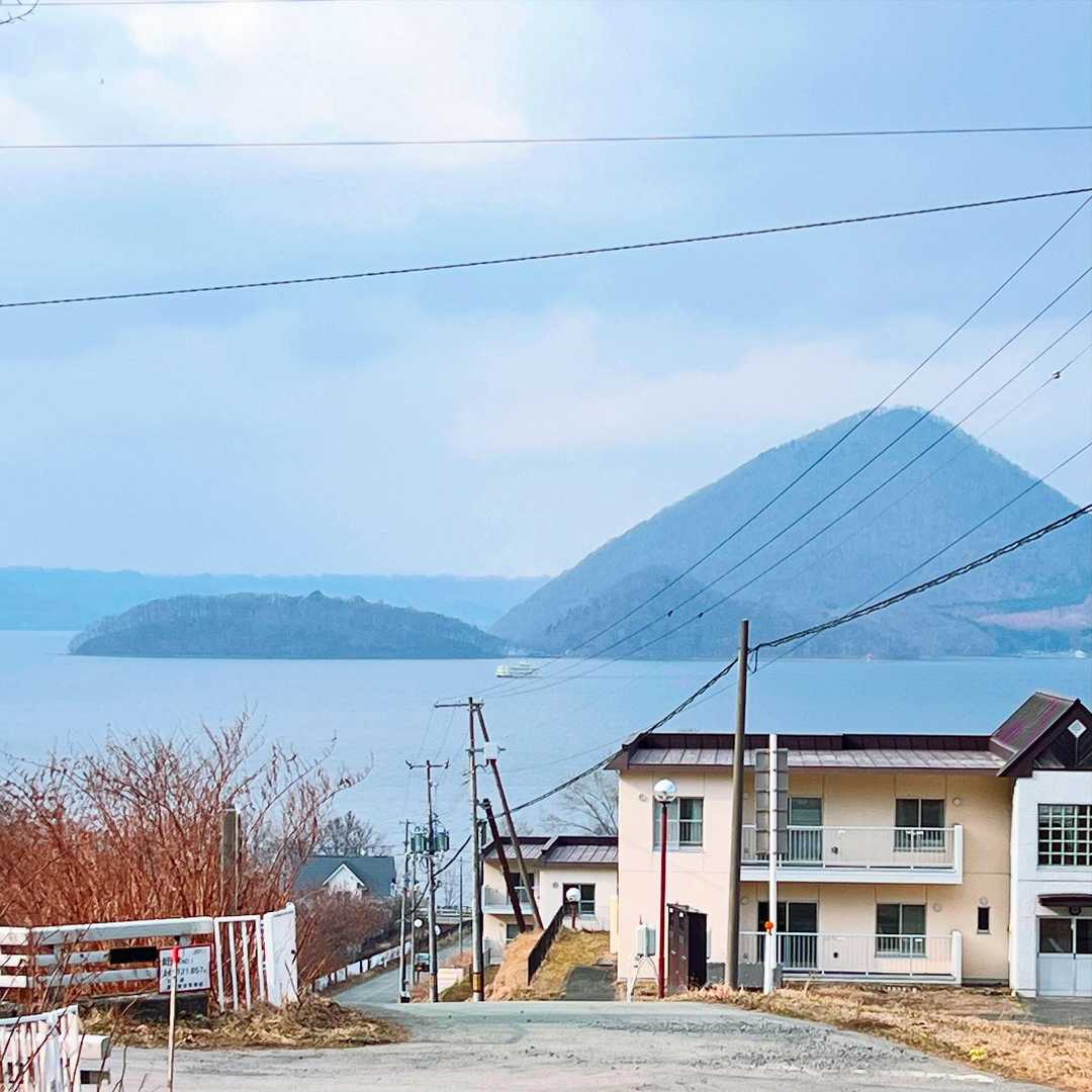 駐車場🅿️向かいます。洞爺湖に遊覧船が⛴️〜