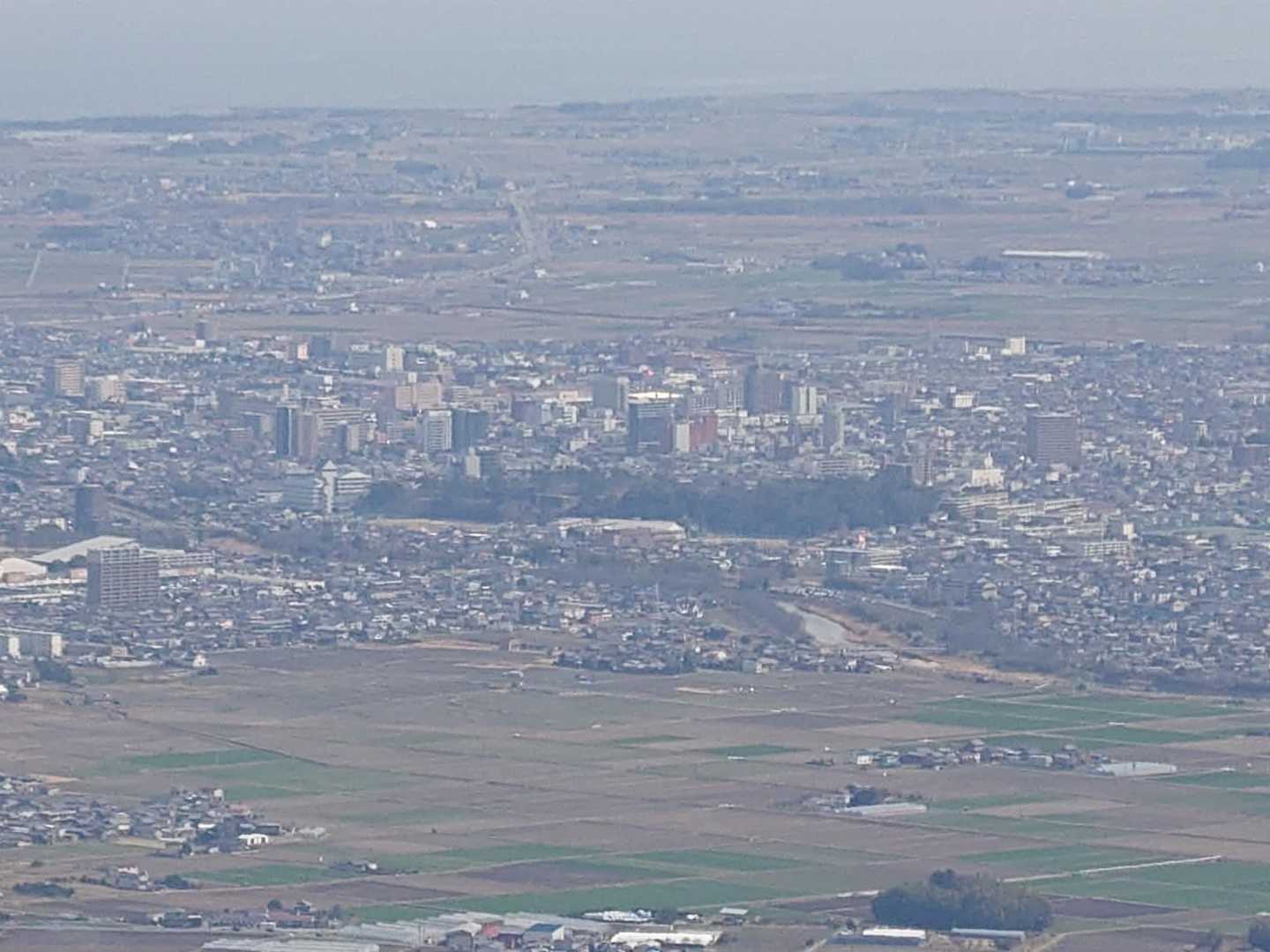松阪市街、中央の緑地は日本100名城の松坂城跡。