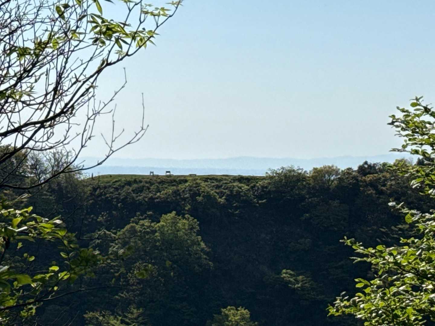 展望台到着

あれ？
さっき居た城ヶ平山のベンチ？