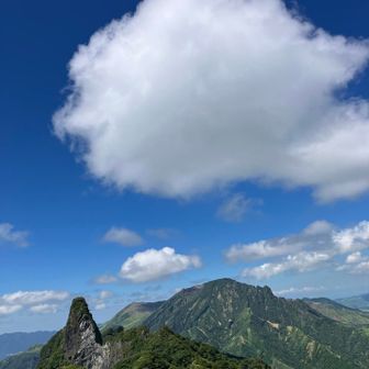 空の青🩵、雲の白☁️、山並み、最高😆