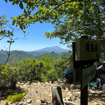 相馬岳到着。最後の登りの途中で足攣った…
ハイキングのつもりだったので、水分足りてない💦この山頂は日陰もそこそこあるので、休みやすい👍