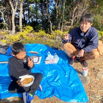 山頂の山メシ
姪の子どもはUFO