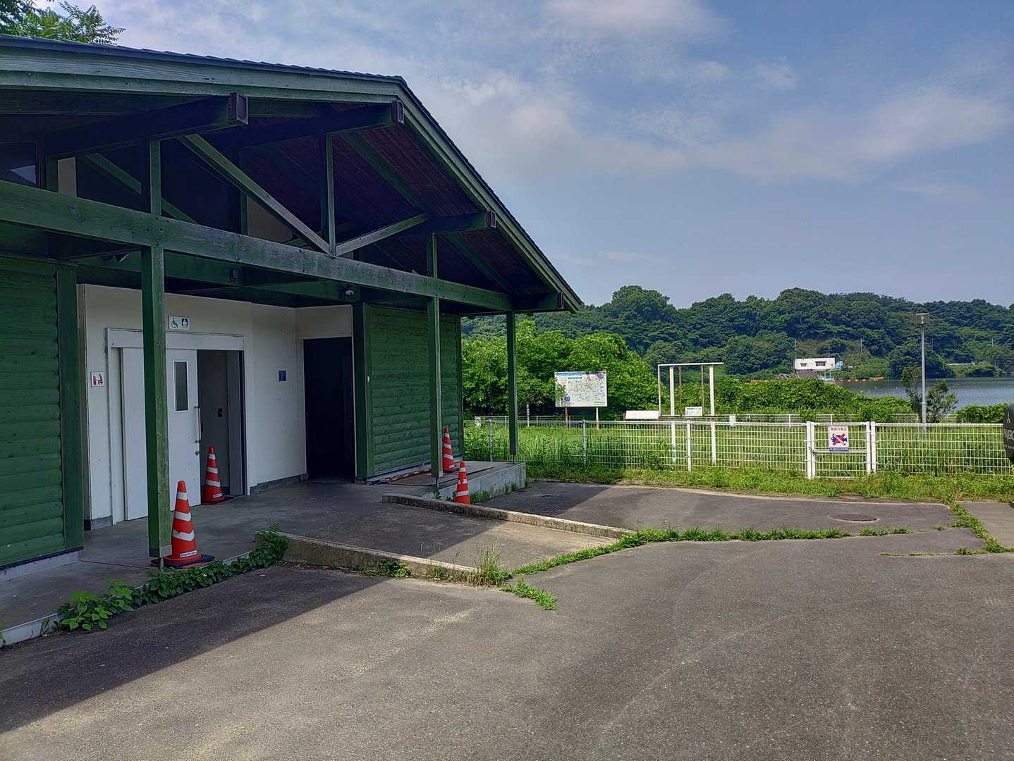 平日はつくし湖から