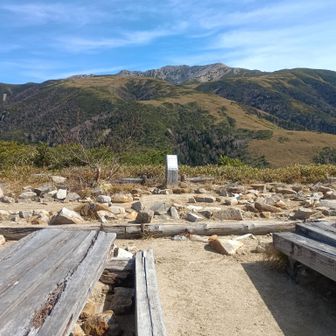 静寂の五光岩ベンチで至福の休憩時間を取る。