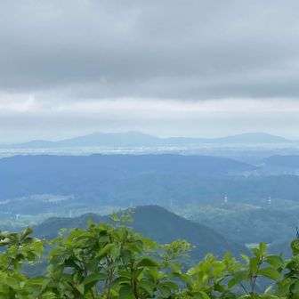 山頂から弥彦山も見えた！
