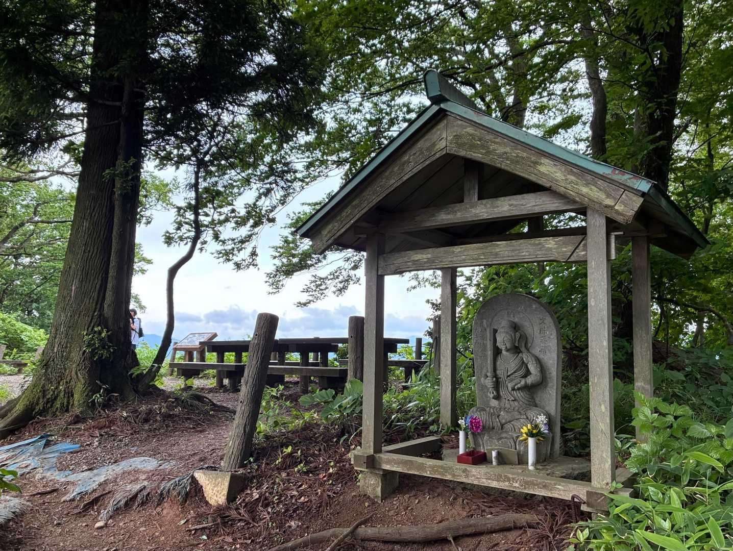 「展望台」に到着❗️
まずは「展望台」横にある「文殊菩薩」のお地蔵さんにお参り 🙏