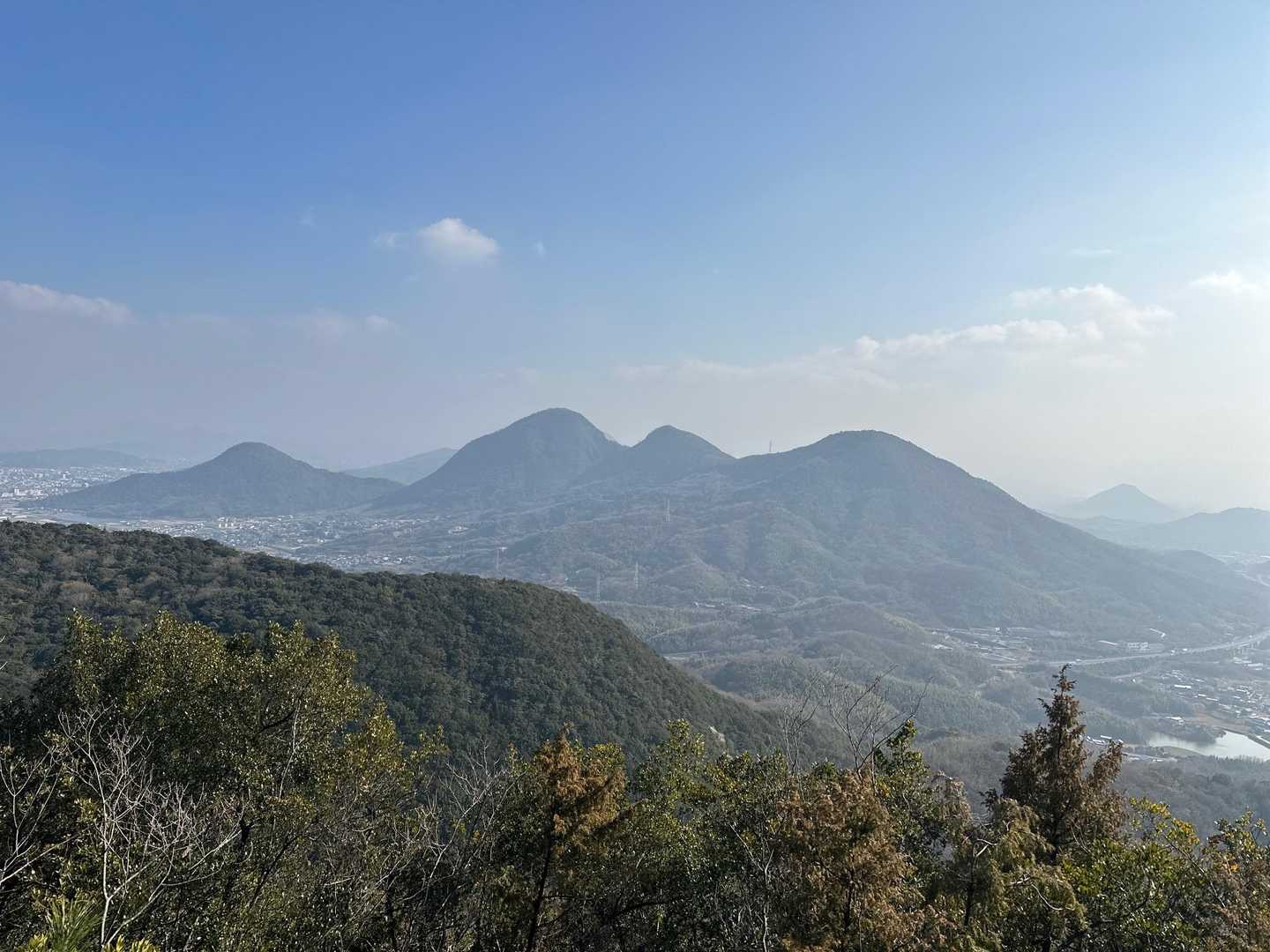 左から筆ノ山、我拝師山、中山　火上山が見えます。