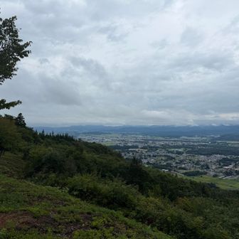 栃窪山山頂からの眺望
北東方向
大東岳を探す同行者
なんでそっちの山に登ってるんだって大東岳が言ってますよとワタクシ

天気とか…ねぇ