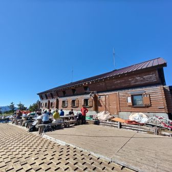 小屋締めしている小屋
賑やかな小屋の前
いつかまた