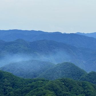 雲のかかった山並み