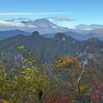 相馬岳山頂からの、浅間山と裏妙義と紅葉🍁浅間山の外輪山もよく見える。