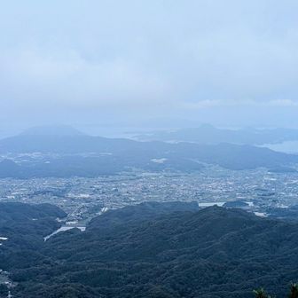 おー！ちょっと霞んでるが、屋島と五剣山、庵治７座のナイスビュー🤩
全て登頂済ですが、またぜひ行ってみたい山々✨