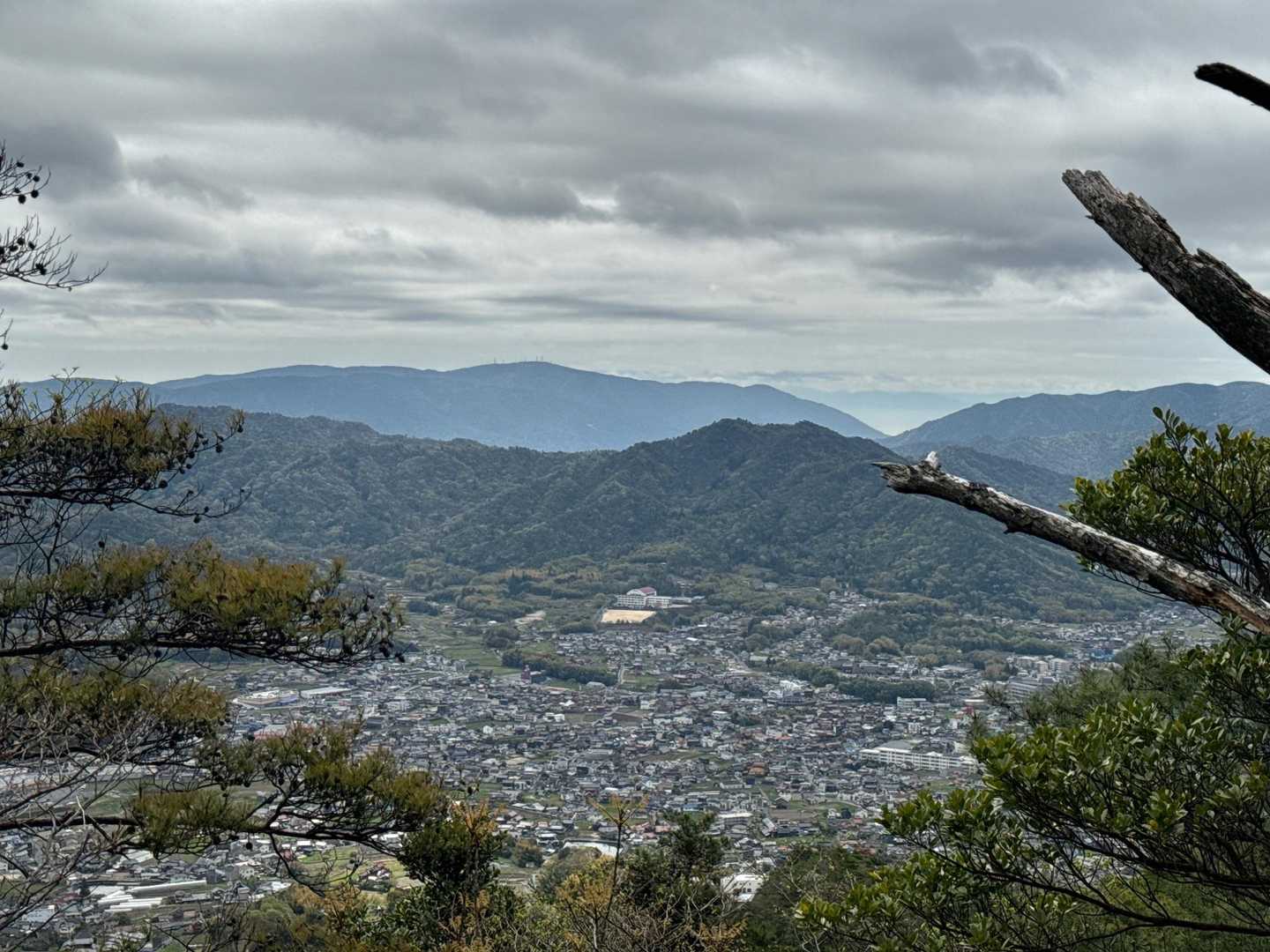 大岩展望地からの眺望
熊野の街と野呂山、遠くに四国連山（たぶん🤔）
